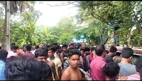 बस पटलने से 100 लोग जख्मी, 3 की हालत गंभीर