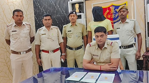 बरामद सोने के बिस्कुट तथा अभियुक्त