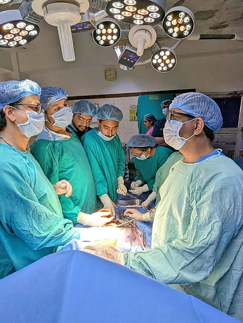 ऑपरेशन करते डॉक्टर