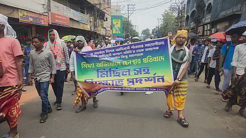 जुलूस में शामिल आदिवासी संगठन के सदस्य