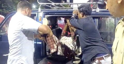 सड़क हादसे में घायल युवती को ले जाया जा रहा अस्पताल