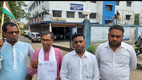 जिला अधिकारी को ज्ञापन देने जाते आईएनटीयूसी सेवा दल के प्रतिनिधि