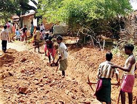 मनरेगा की बकाया राशि नहीं मिलने से हताश ठेकेदार आज देंगे धरना