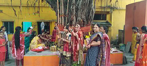 अखंड सौभाग्य व सुख-समृद्धि के लिए की गई वट सावित्री की पूजा