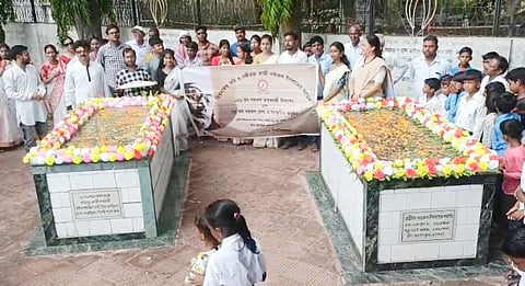 कवि के समाधिस्थल पर आयोजन समिति के सदस्य