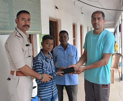 स्मार्टफोन लौटाता छात्र