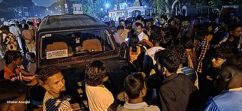 दुर्घटना के बाद रोड जाम कर प्रदर्शन करते स्थानीय लोग