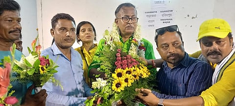आशीष चक्रवर्ती के मिदनापुर पीपुल्स कॉपरेटिव बैंक का अध्यक्ष बनाए जाने के बाद खुशी मनाते तृणमूल समर्थक