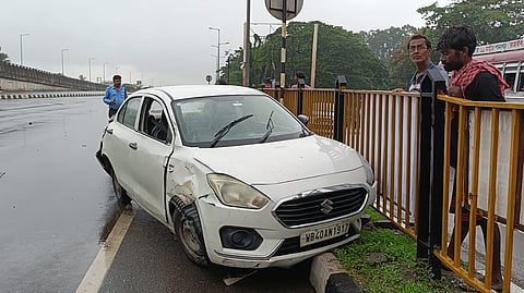 लॉरी के टक्कर से कार डिवाइडर पर चढ़ी