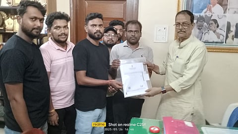 प्रमाण पत्र सौंपते मंत्री मलय घटक