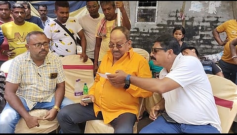 सप्तग्राम के विधायक तपन दासगुप्ता लोगों से बातचीत करते हुए