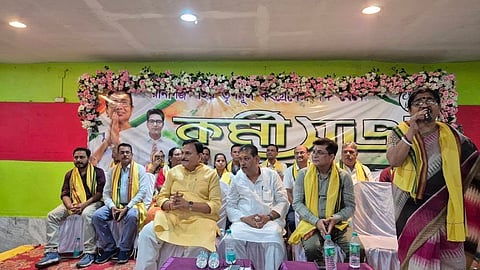 रानीगंज टाउन तृणमूल कांग्रेस के कार्यकर्ता सम्मेलन में जिला अध्यक्ष नरेन्द्र नाथ चक्रवर्ती, चेयरमैन हरेराम सिंह सहित अन्य पदाधिकारी