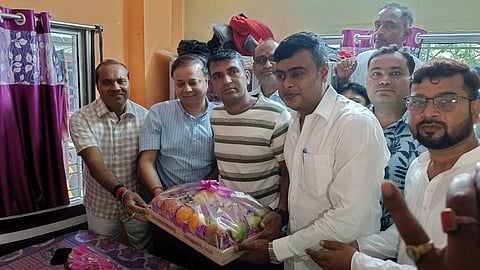 जोड़ासांको के विधायक विवेक गुप्त ने रिसड़ा के बीएसएफ जवान पूर्णम कुमार साव को बधाई दी। इस मौके पर हैं रिसड़ा पालिका के चेयरमैन विजय सागर मिश्रा व अन्य