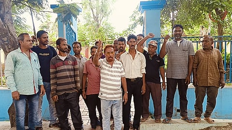 प्रदर्शन करते आईएनटीटीयूसी नेता राजू अहलूवालिया साथ में दुकानदार