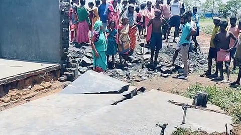 धंसान स्थल पर जमा लोगों की भीड़