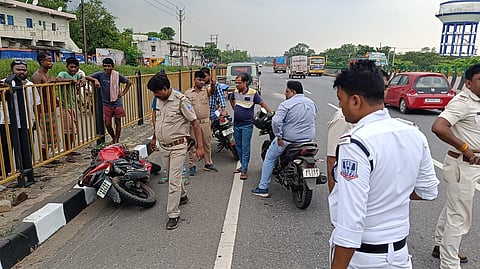 रेस्क्यू करती पुलिस