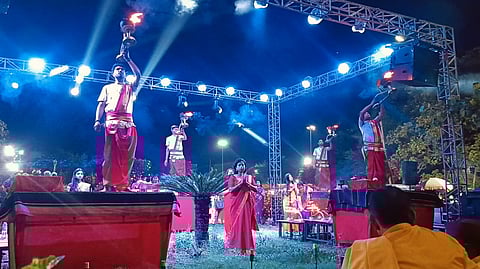 मां की हो रही आरती