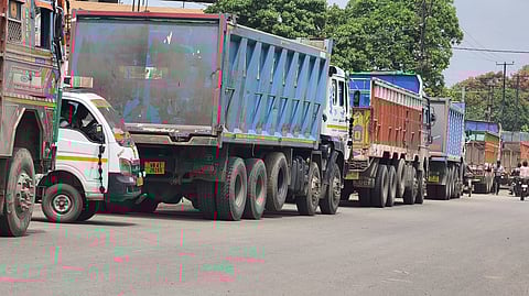 सड़क के किनारे बालू लदा डम्पर खड़ी