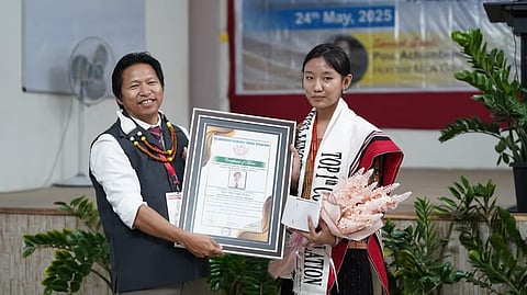 विधायक अचुम्बेमो किकोन ॆक छात्रा के साथ