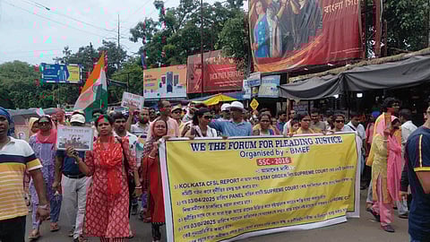 मिदनापुर में बेरोजगार शिक्षक संगठन द्वारा किया जा रहा विरोध मार्च