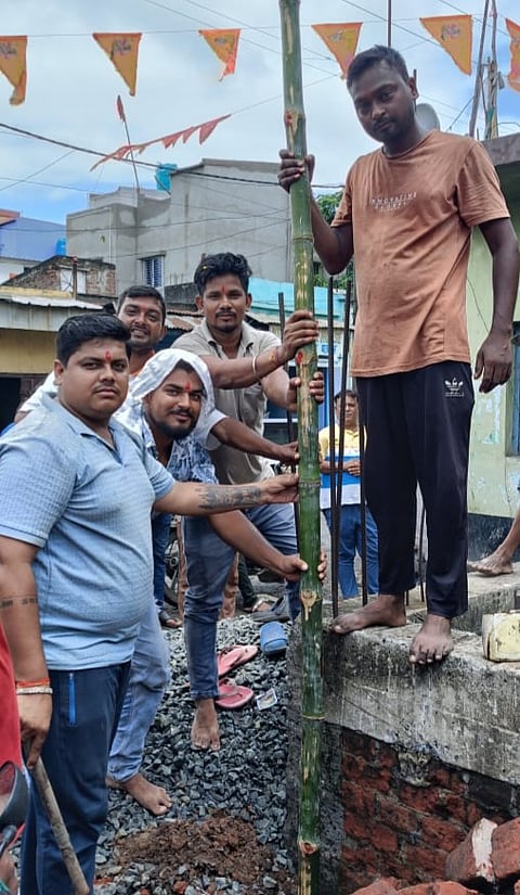 मंदिर निर्माण में शामिल युवक