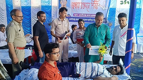 रक्तदाता को प्रमाण पत्र देते विधायक तापस बनर्जी साथ में पुलिस अधिकारी