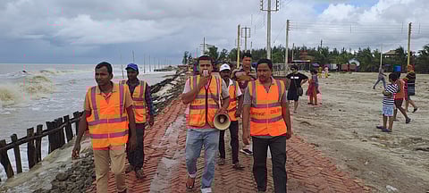 गंगासागर के तटवर्ती इलाके में सागर ब्लॉक प्रशासन की ओर से माइकिंग कर निम्न दबाव को लेकर लोगो को सतर्क किया गया