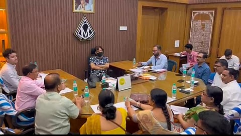 बैठक में चर्चा करते मेयर बिधान उपाध्याय व अन्य