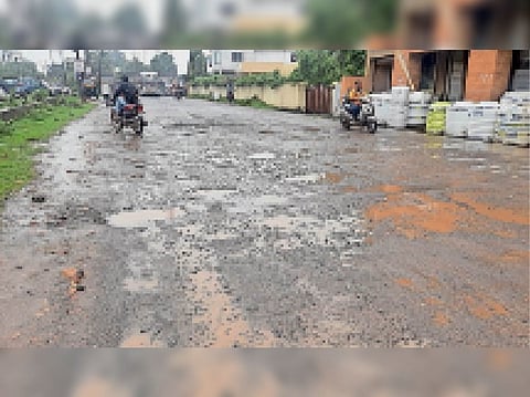 उखड़ने लगी 20 दिनों पहले बनी कंक्रीट सड़क, विरोध प्रदर्शन