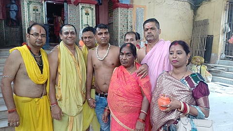 बीएसएफ जवान पूर्णम कुमार साव परिवार के साथ तारकेश्वर मंदिर में की पूजा अचर्ना