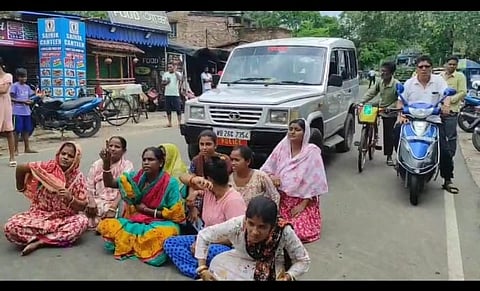 जलजमाव से नाराज होने पर लोगों ने पथावरोध कर प्रदर्शन करते हुए