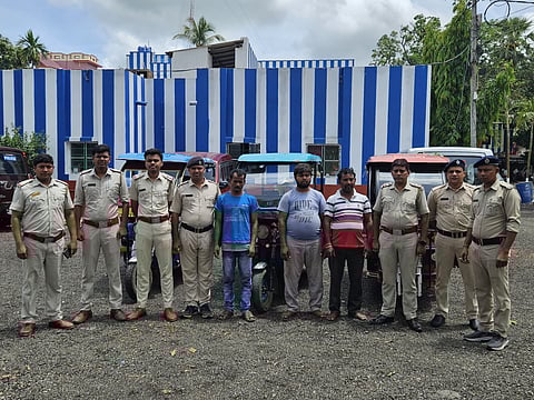 पुलिस टोटो चोर गिरोह के तीन सदस्यों को गिरफ्तार कर दिखाते हुए