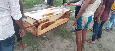 कौफीन में लाया गया छात्र का शव