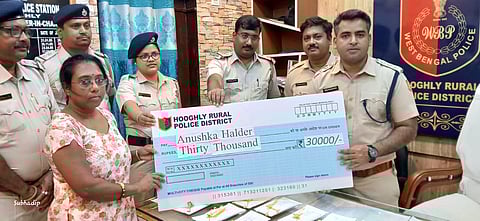 डीएसपी क्राइम अभिजीत सिन्हा महापात्र ने साइबर ठगी के शिकार लोगों को रुपये लौटाते हुए