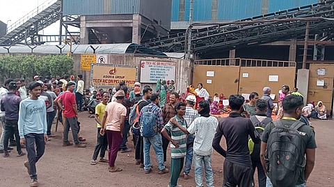 प्रदर्शन करते स्थानीय लोग