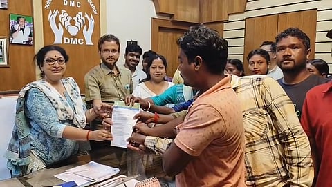 आदिवासी विभिन्न मांगों को लेकर डीएमसी के प्रशासक को ज्ञापन सौंपते