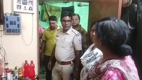 चोरी मामले की जांच करती पुलिस