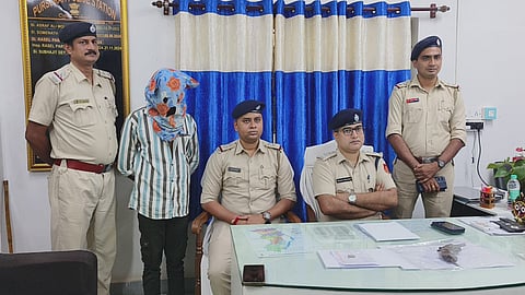 प्रेस कॉफ्रेंस को संबोधित करते हुए आरामबाग एसडीपीओ सुप्रभात चक्रवर्ती