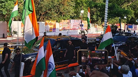 पटना में जनता के सामने आए प्रधानमंत्री नरेन्द्र मोदी