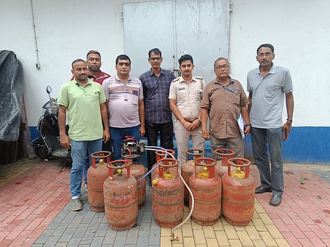 डीईबी अधिकारी घरेलू एलपीजी सिलिंडरों को जब्त की