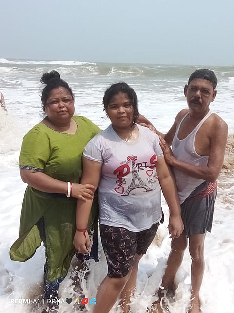 मृतक बबलू घाेष, प्रतिमा घोष, पौषाली घोष (फाइल फोटो)