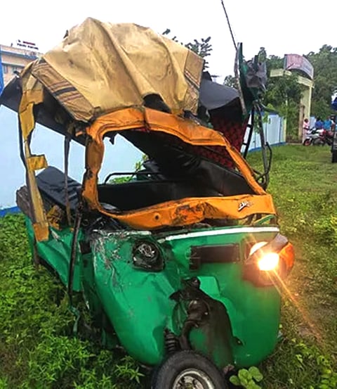 ट्रक द्वारा ऑटो को टक्कर मारे जाने के बाद चकनाचूर हो गया ऑटो