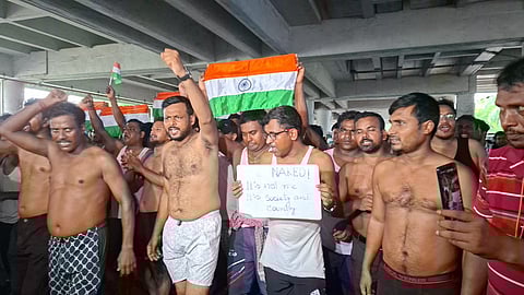 बेरोजगार शिक्षकों ने अर्द्धनग्न होकर किया विरोध, पुलिस से धक्का-मुक्की