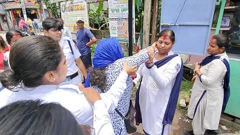 ड्यूटी पर तैनात महिला पुलिस कर्मियों को जबरन सिंदूर लगाती भाजपा महिला कार्यकर्ता