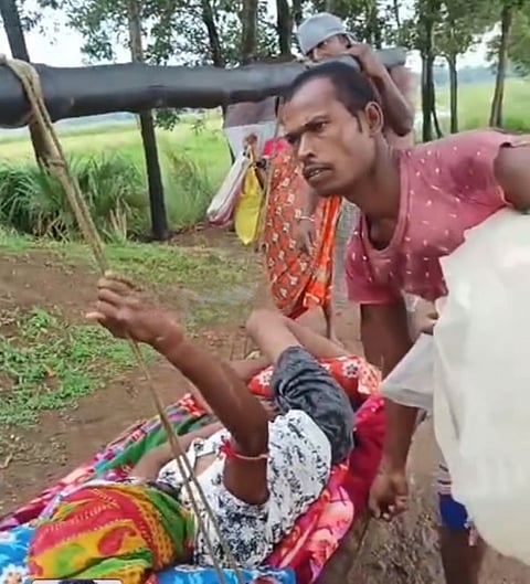 लकड़ी की पटिट्यों पर लिटा कर रोगी को ले जाया जा रहा अस्पताल