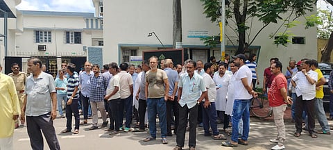 प्रदर्शन करते बर्नपुर बाजार के दुकानदार