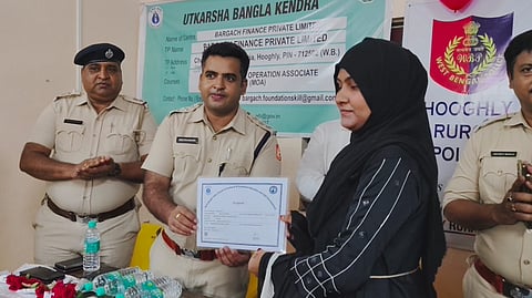 डीएसपी क्राइम अभिजीत सिन्हा महापात्र छात्रा को प्रमाणपत्र प्रदान करते हुए