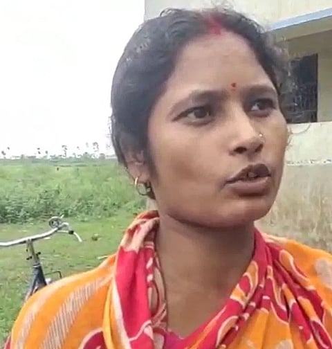 बैंक खाते से रुपए चुराए जाने की जानकारी देती महिला