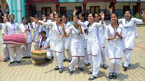 लड़कियों ने लड़कों को पछाड़ा