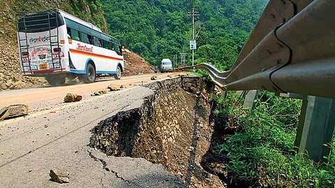 भारी बारिश से एशियन हाईवे का हिस्सा ढहा, ब्रिज की स्थिति खतरनाक